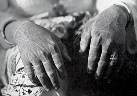  fig3 Click for a larger image of this Dayak woman's hand tattoos fig