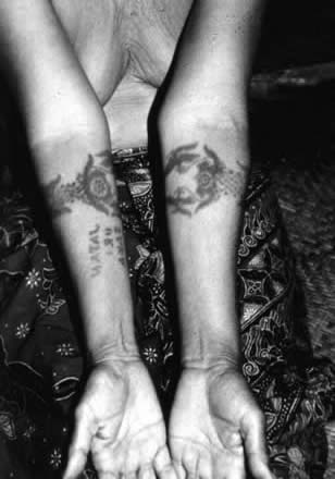 80-year-old Iban woman of the Skrang River with pala tumpa' tattoo.