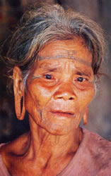 Lawae woman from Laos with “dancing lady” (pâdil-ya ya) tattoos on forehead. Illustration of the femme qui danse and other Lawae tattoo designs, ca. 1950. Photograph © Michael Laukien.